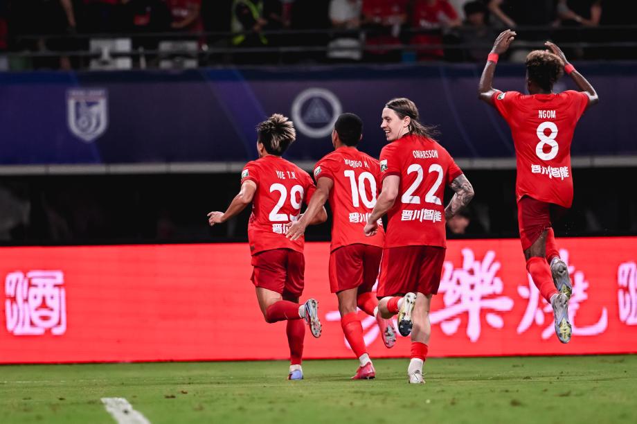 [图]后场球员解围错误  送大礼 梅州客家击败青岛海牛苏超水平